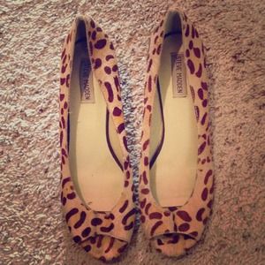 Steve Madden 'Bunnil' peep-toe wedge. Size 10