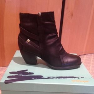 Antelope 655 black leather bootie
