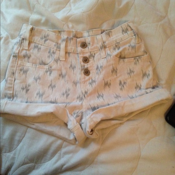 High waisted Levi shorts