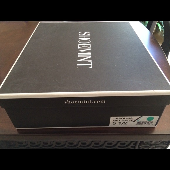 NWT SEXY white snakeskin embossed strappy heels! - Picture 3 of 4