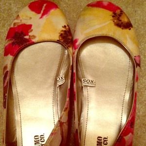 Flower print shoes
