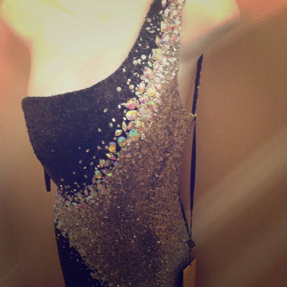 Prom dress - Picture 1 of 3