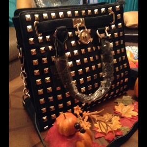 BLACK HANDBAG