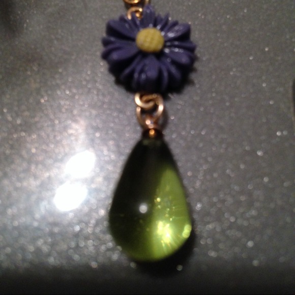 Small Dangle Daisy Earrings! - Picture 1 of 1