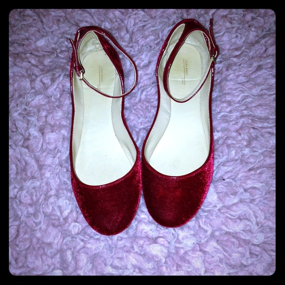 ⛔️⛔️ON HOLD⛔️⛔️ Zara red suede flats.