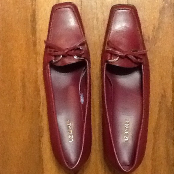 Dark Red/Burgundy leather tie pump.  6.5 M.