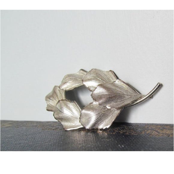 Vintage leaf pin brooch in silver finish