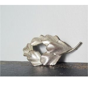 Vintage leaf pin brooch in silver finish