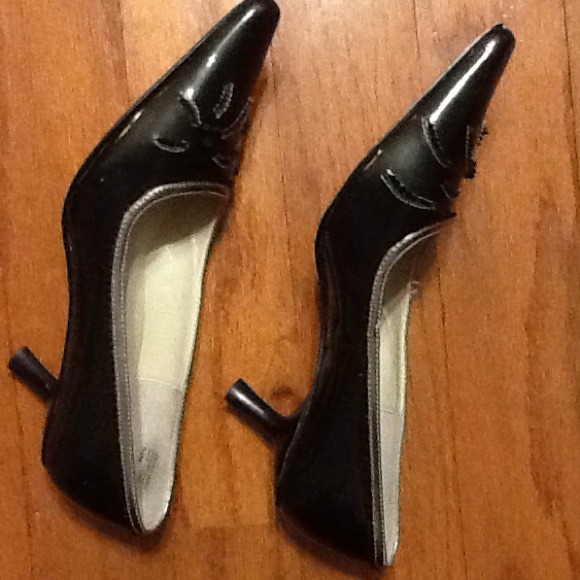 Black Patent Leather Pump with silver trim, 6.5 M - Picture 2 of 4