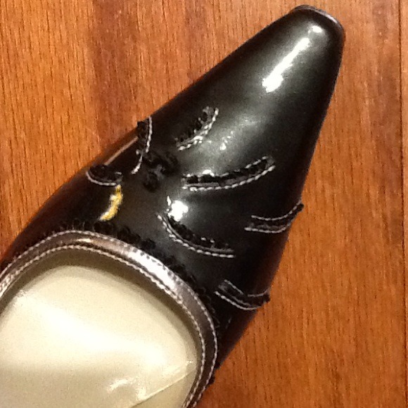 Black Patent Leather Pump with silver trim, 6.5 M - Picture 3 of 4