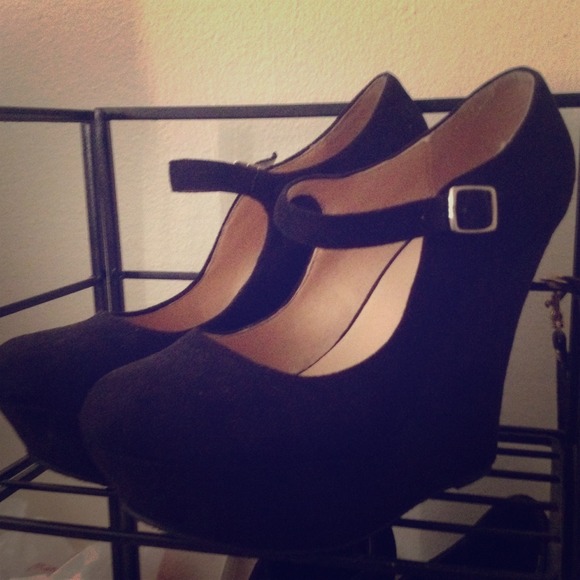 Black wedges