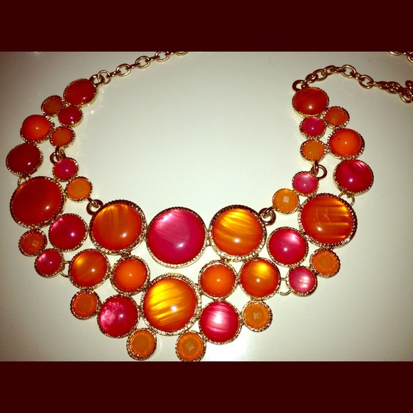 🎉SOLD🎉NWOT Style and co bib necklace
