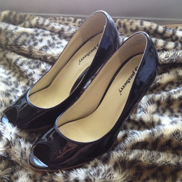 Patent black peep toe