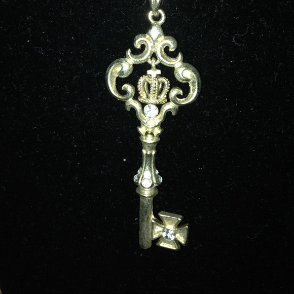 Key necklace gold tone