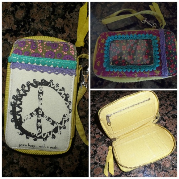 Natural Life Wristlet 'Peace begins with a smile'