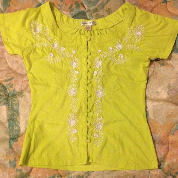Tops - Cute lime green shirt.