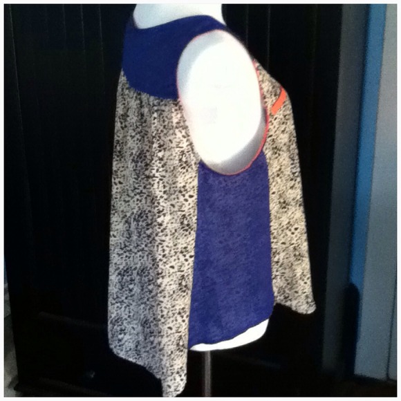 🎊🎉Host Pick🎉🎊✨NWT✨Neon Trim Animal Print Top - Picture 3 of 4