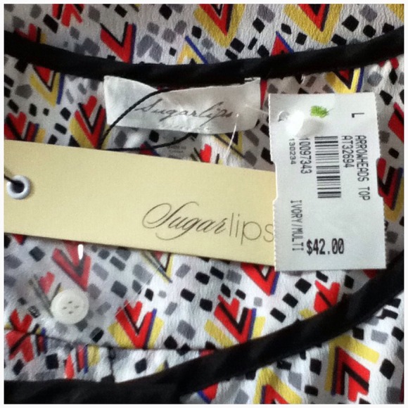 ✨NWT✨Multi Colored Arrow Pattern Top✨ - Picture 3 of 3