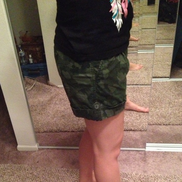 Army green floral print shorts - Picture 2 of 3
