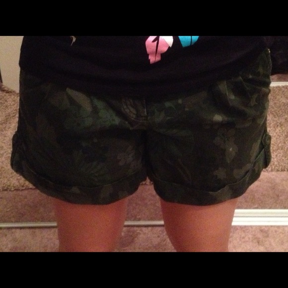 Army green floral print shorts - Picture 3 of 3