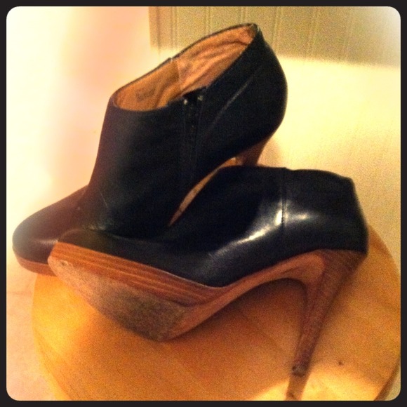 Black booties for @jschwartzhoff