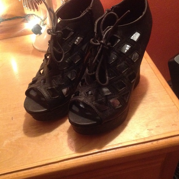 Black wedges