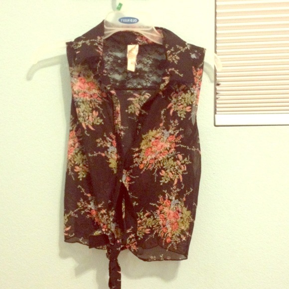 cute flowery top - Picture 1 of 4