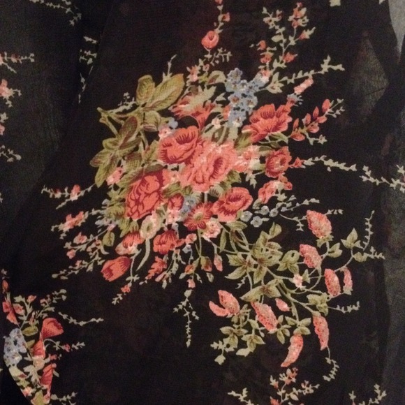 cute flowery top - Picture 2 of 4