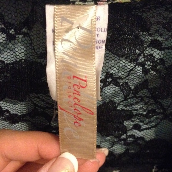 cute flowery top - Picture 3 of 4