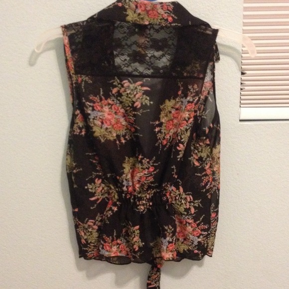 cute flowery top - Picture 4 of 4