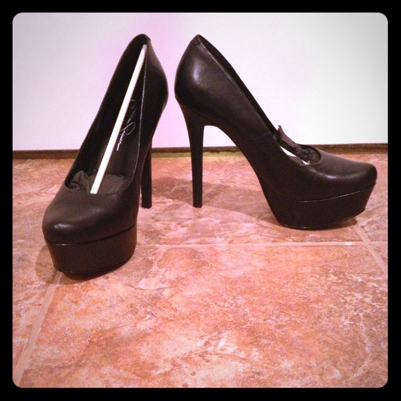 Black Jessica Simpson closed toed pumps