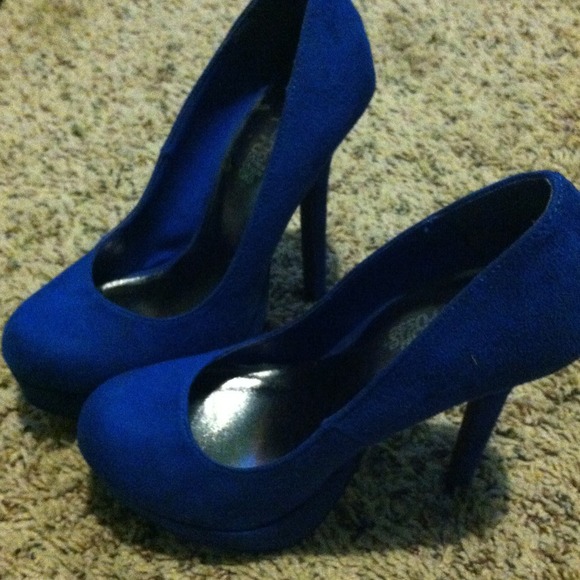 Blue pumps