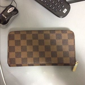 LV zip around wallet damier