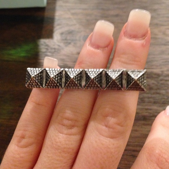 Studded knuckle ring in chrome. Three finger ring