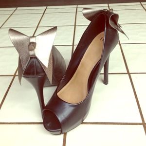 🚫 stilettos with gold now accent. NWOT🚫