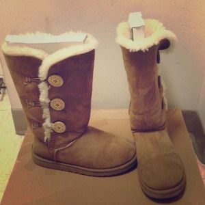 Chestnut bailey button triplet uggs