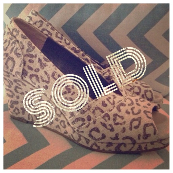 SOLD 🎉TOMS Snow Leopard Wedges 7 💋 Peep Toe