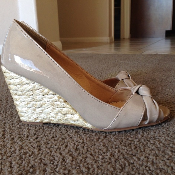 NWOT Taupe Wedges!