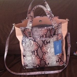 👀 🎉 NWT pink snakeskin Vera Wang Tote