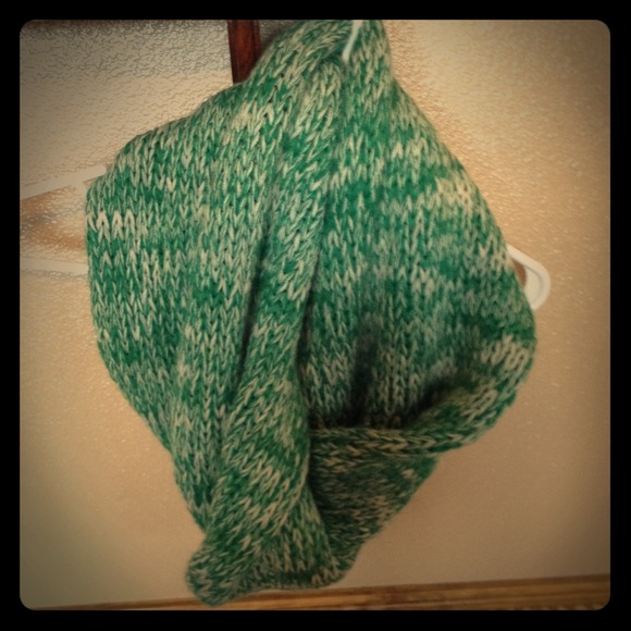 Green chunky infinity scarf