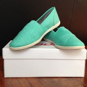 SOLD!! Brand new- Teal Linen shoes