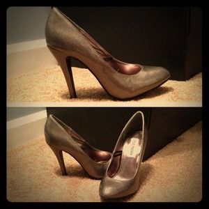 ✨NEW✨Steve Madden Silver Pumps Sz 7