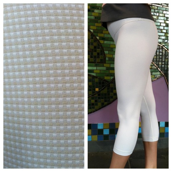 Lululemon Wunder Unders in dune.