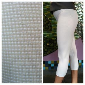 Lululemon Wunder Unders in dune.