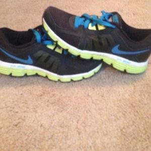 Nike dual fusion gym shoes