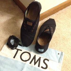 Toms Black Canvas Shoes