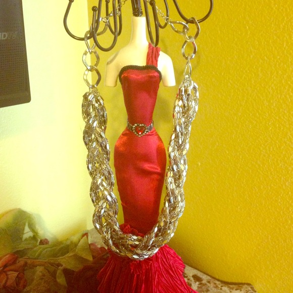 Beautiful Silver neckles - Picture 1 of 3