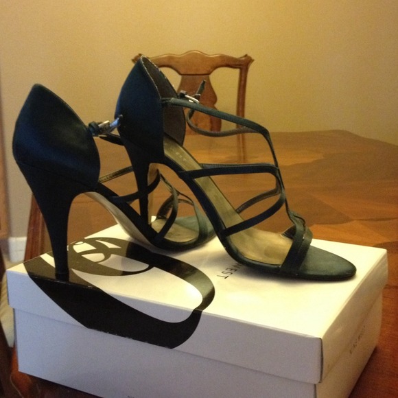 Super cute Nine West heels!! Worn a few times !