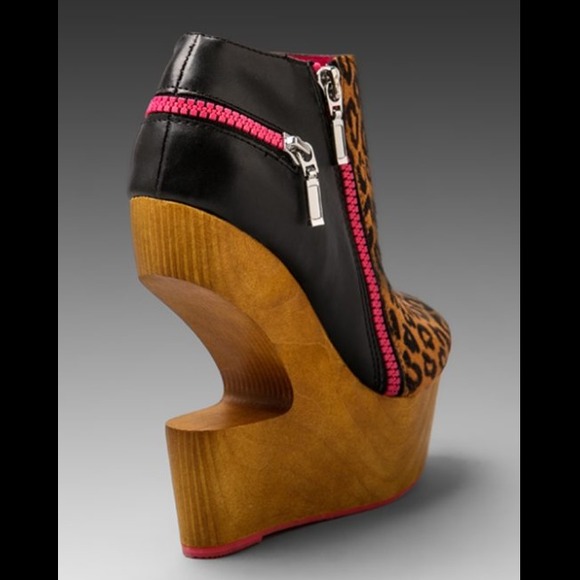 DV8 by Dolce Vita Wedge Booties - Picture 3 of 4
