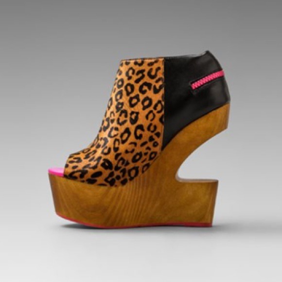 DV8 by Dolce Vita Wedge Booties - Picture 4 of 4